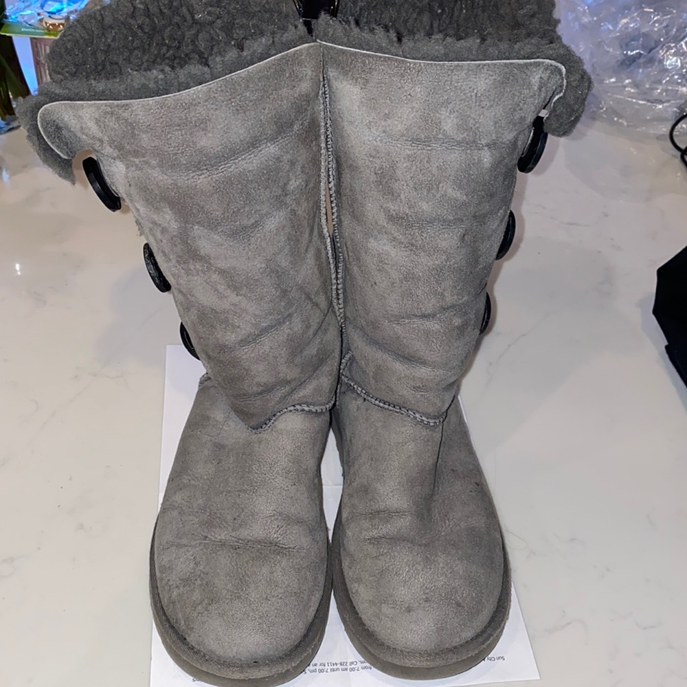 Uggs grey Bailey 3 button sz 6